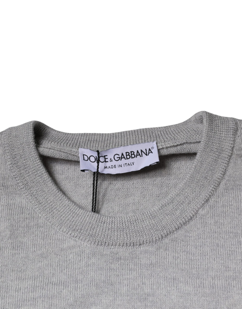Pull en laine gris clair Dolce & Gabbana à col rond, élégant et confortable, visible avec détails de texture.