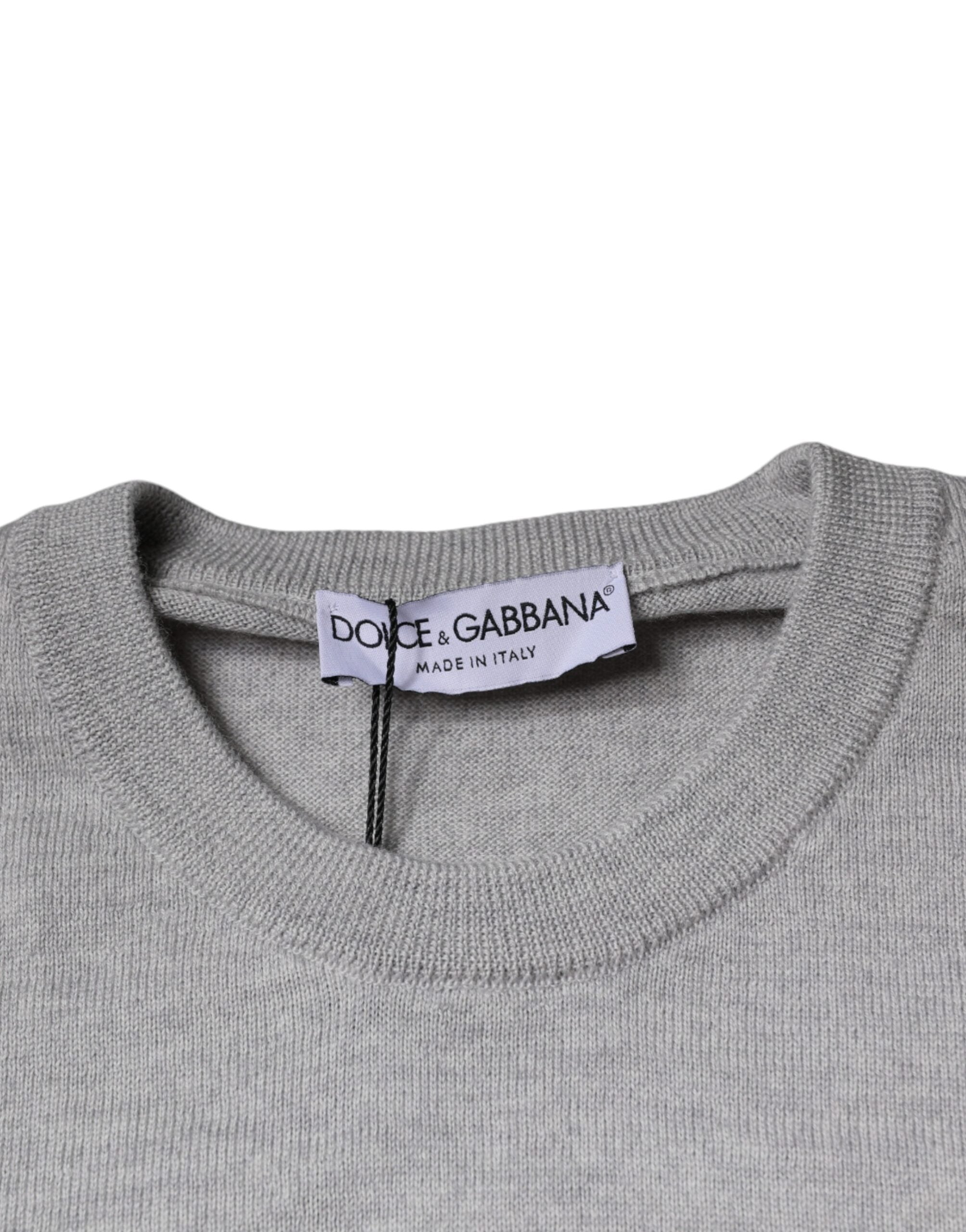 Pull en laine gris clair Dolce & Gabbana à col rond, élégant et confortable, visible avec détails de texture.