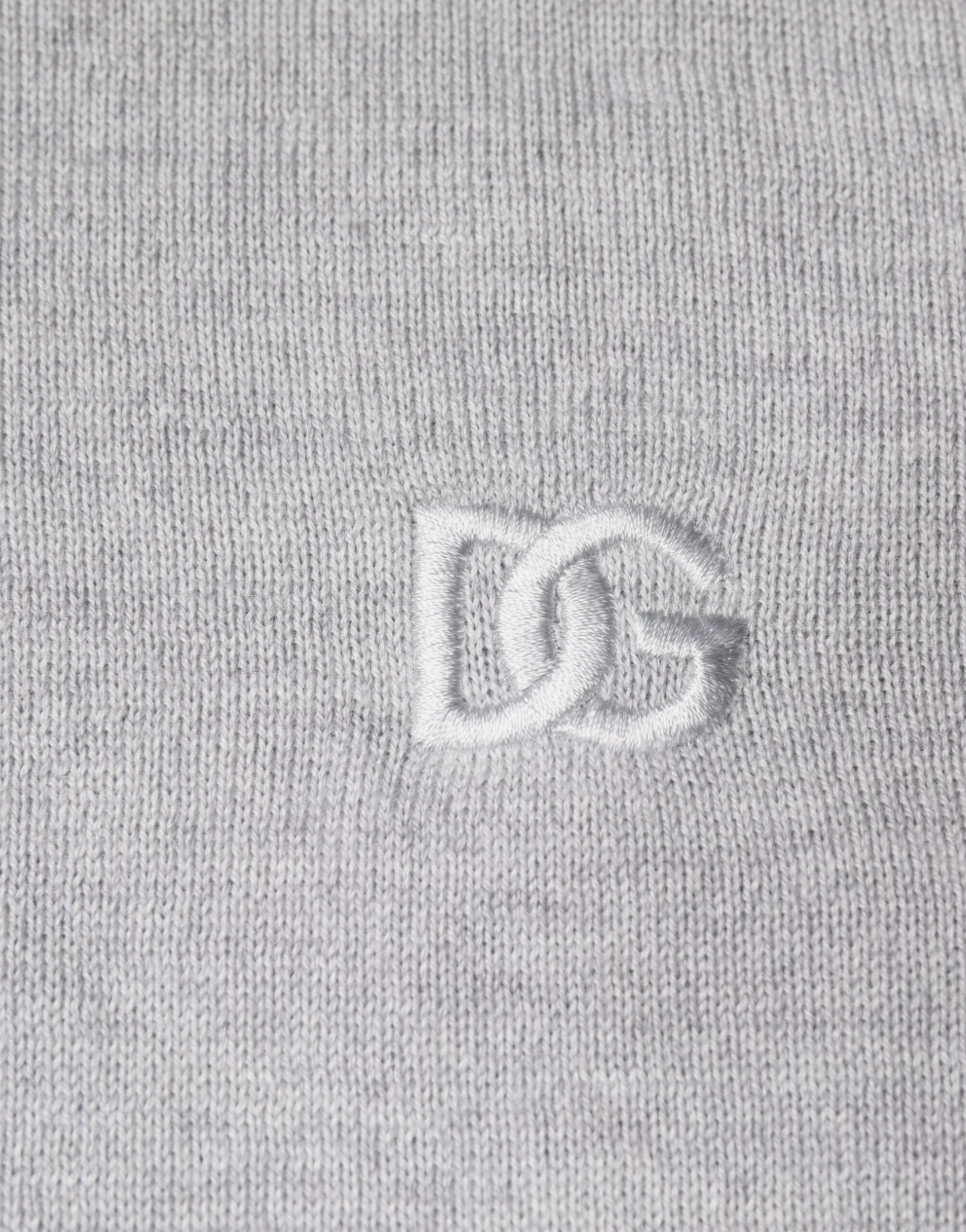 Pull-over en laine gris clair Dolce & Gabbana à col rond, style élégant et confort pour homme.