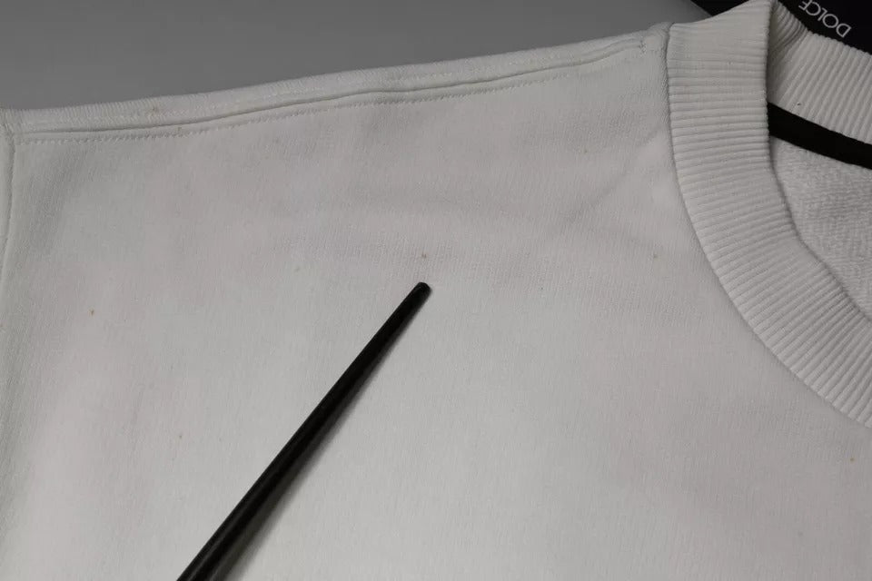 Pull à manches longues blanc Dolce & Gabbana en coton avec logo, col rond, élégant et décontracté.