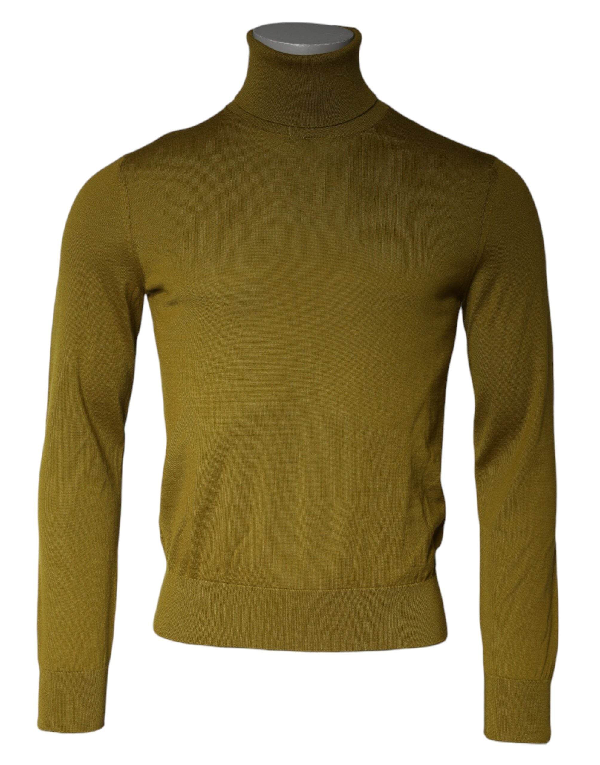 Pull en cachemire marron Dolce & Gabbana, pull à col roulé, doux et chaud, porté sur un mannequin.