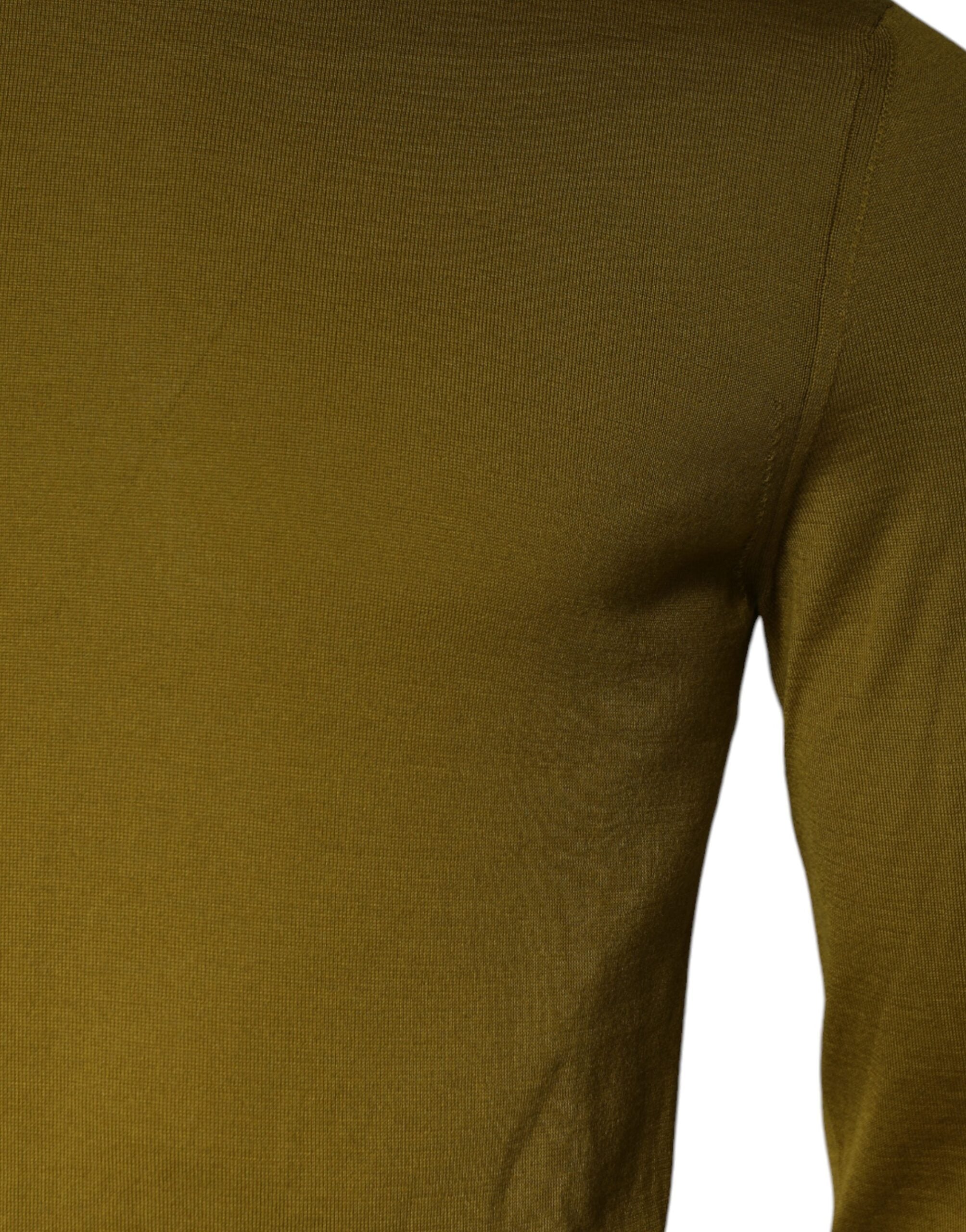 Pull en cachemire marron Dolce & Gabbana, turtleneck élégant et confortable, détail du col haut et texture douce visible.