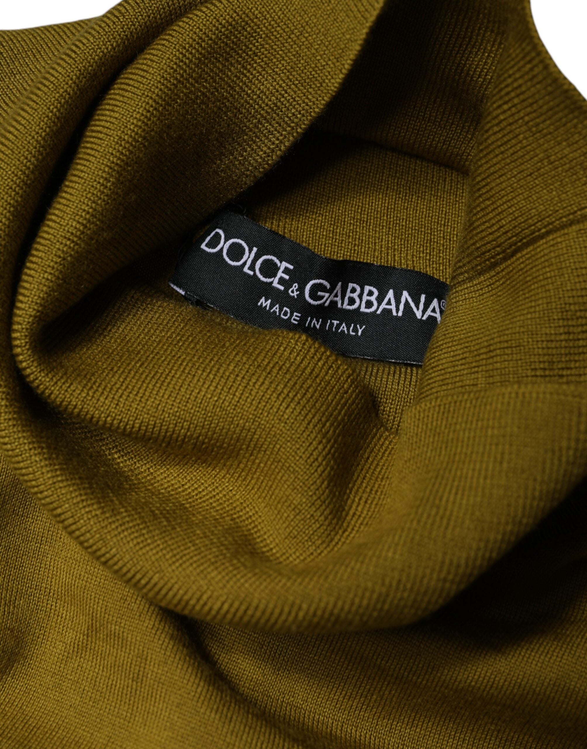 Pull en cachemire brun Dolce & Gabbana à col roulé, doux et élégant, porté sur un mannequin.