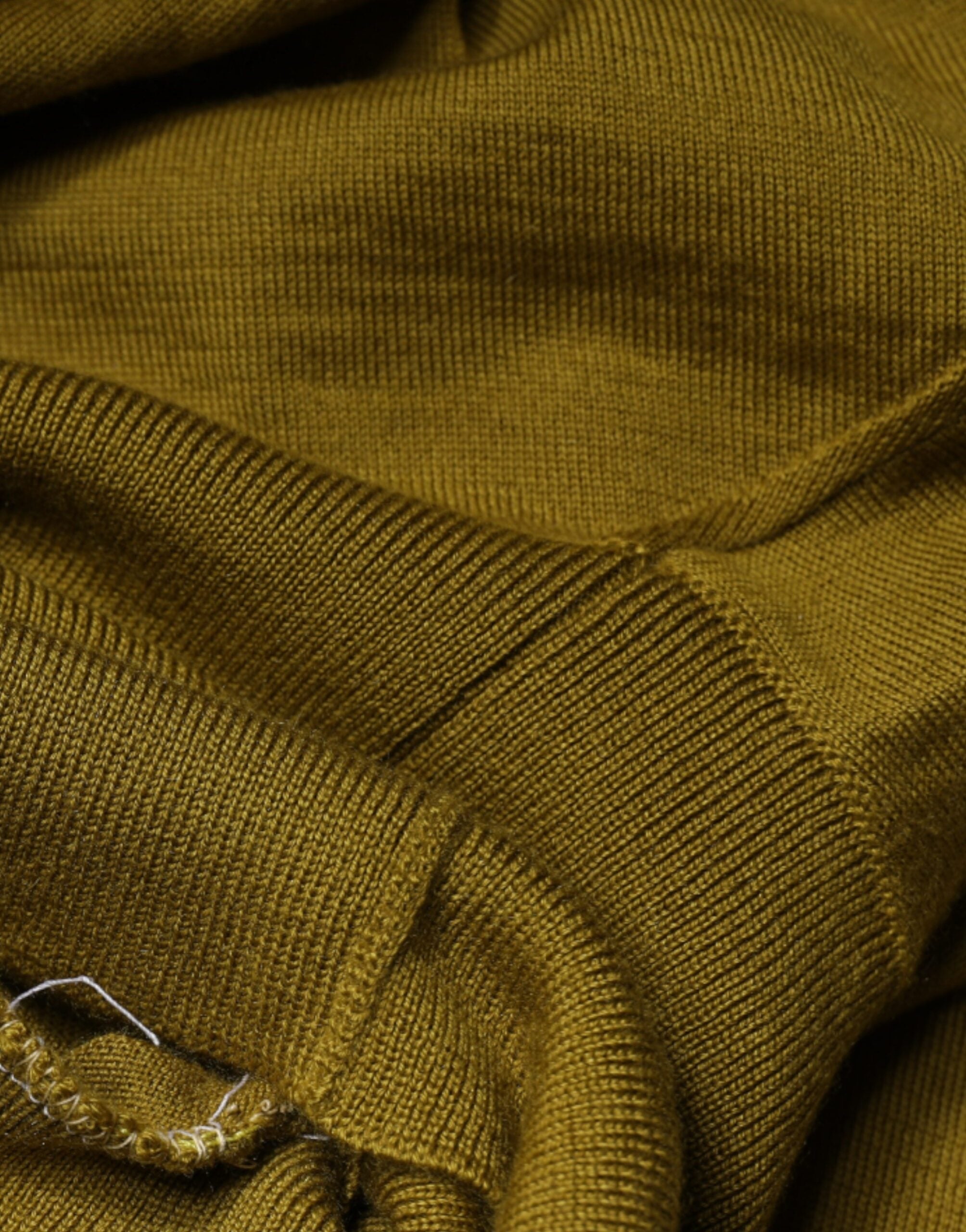 Pull en cachemire marron Dolce & Gabbana à col roulé, pull-over chaud et élégant, en laine douce et confortable.