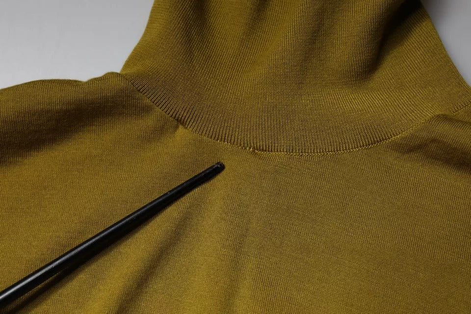 Pull en cachemire marron Dolce & Gabbana à col roulé, douceur et élégance pour un style sophistiqué.