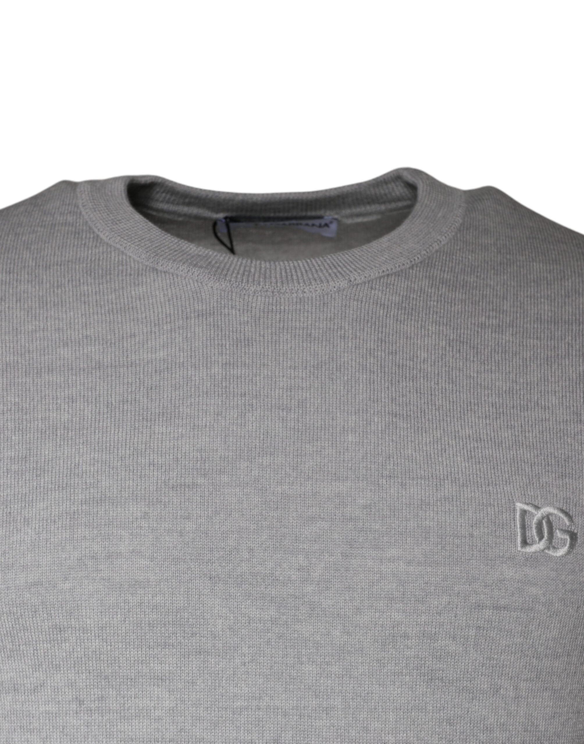 Pull en laine gris clair Dolce & Gabbana, col rond, style élégant et confortable, porté sur un mannequin.
