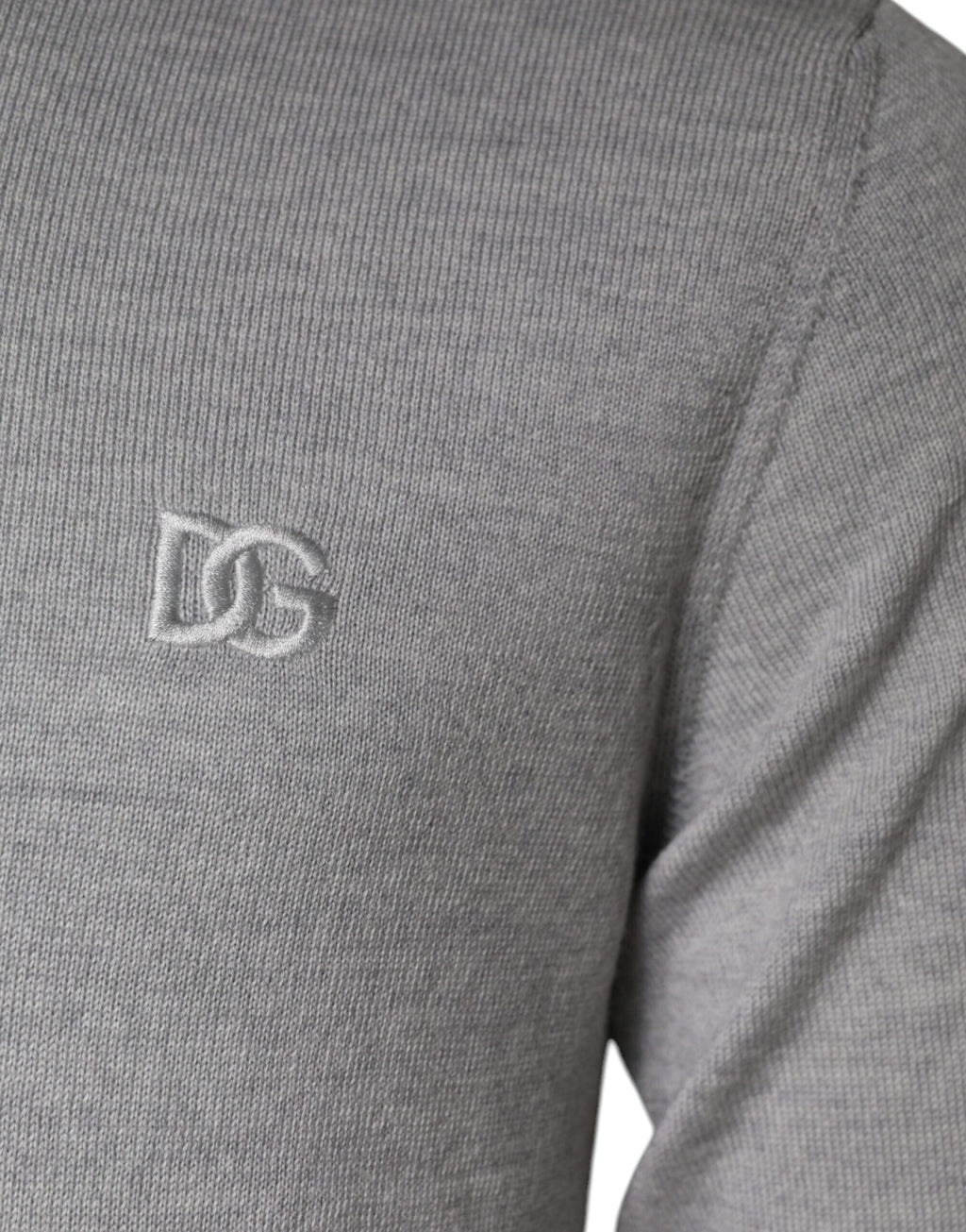 Pull en laine gris clair Dolce & Gabbana avec col rond, vue de face, mettant en valeur la texture douce et élégante du vêtement.