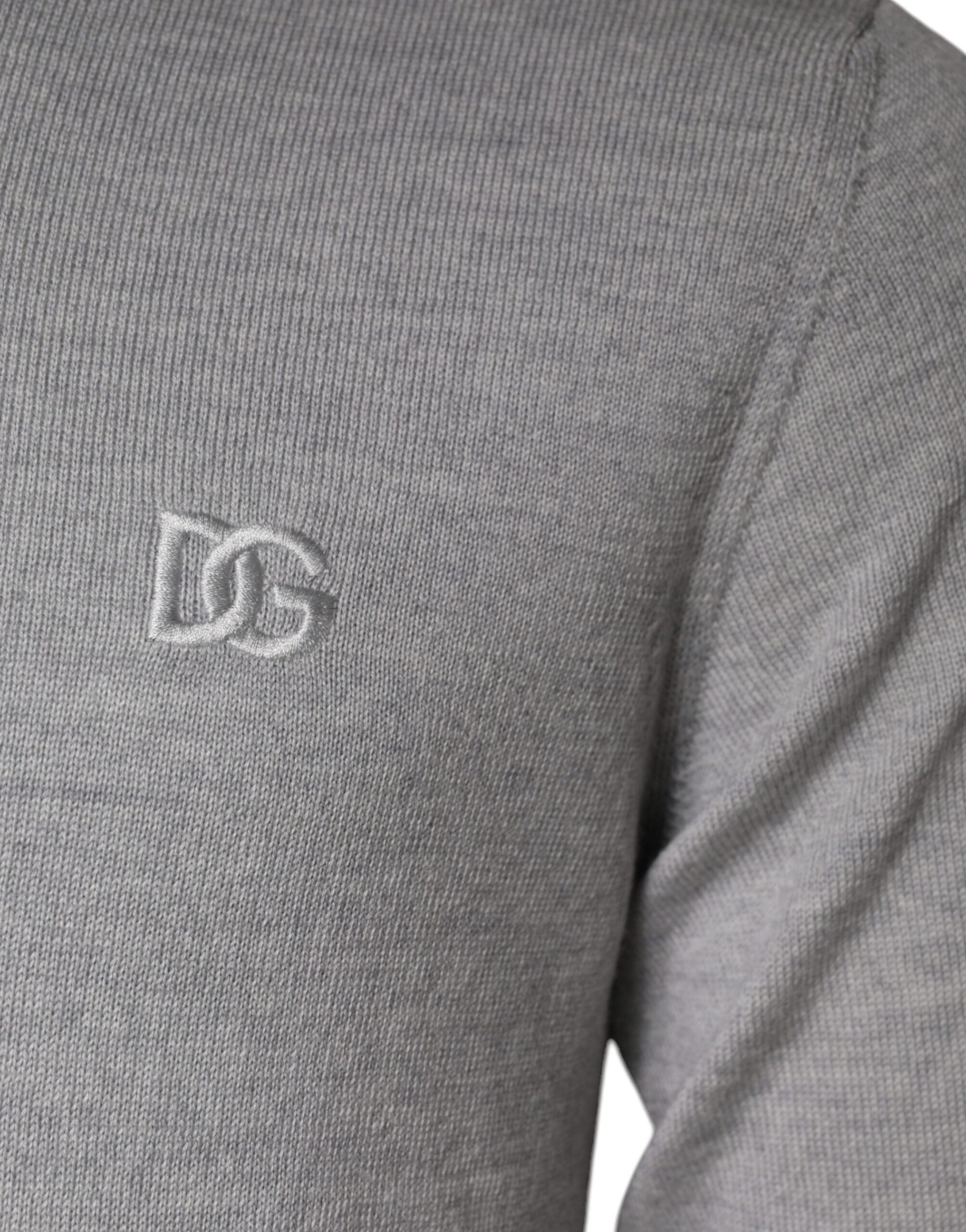 Pull en laine gris clair Dolce & Gabbana avec col rond, vue de face, mettant en valeur la texture douce et élégante du vêtement.