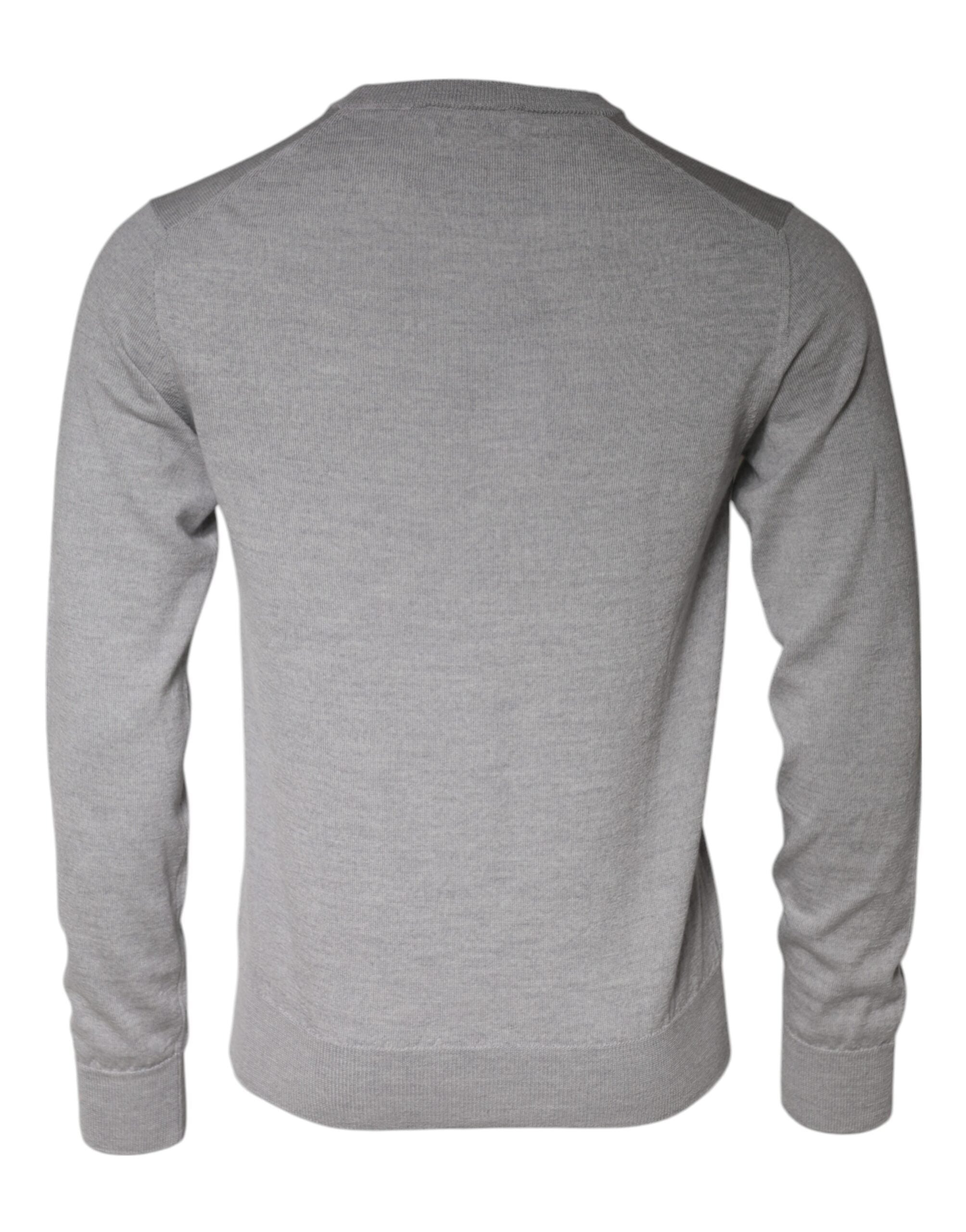 Pull-over gris clair en laine Dolce & Gabbana avec col rond, visible en détail sur l'image.