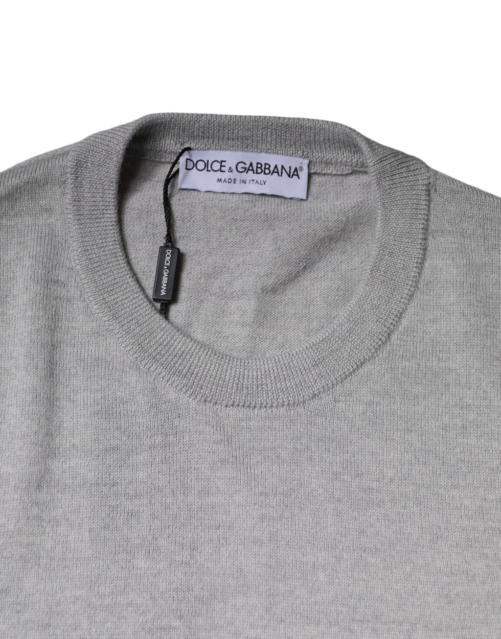 Pull en laine gris clair Dolce & Gabbana, col rond, élégant et confortable, visible sur le mannequin.