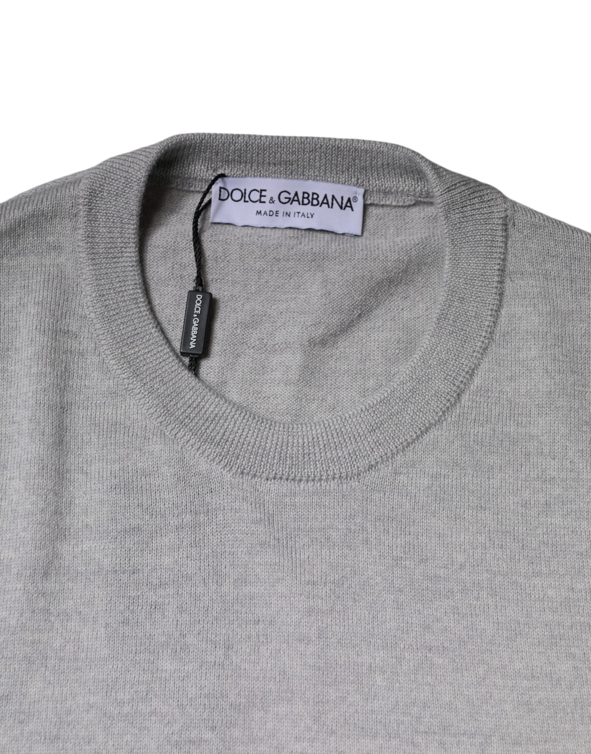 Pull en laine gris clair Dolce & Gabbana, col rond, élégant et confortable, visible sur le mannequin.