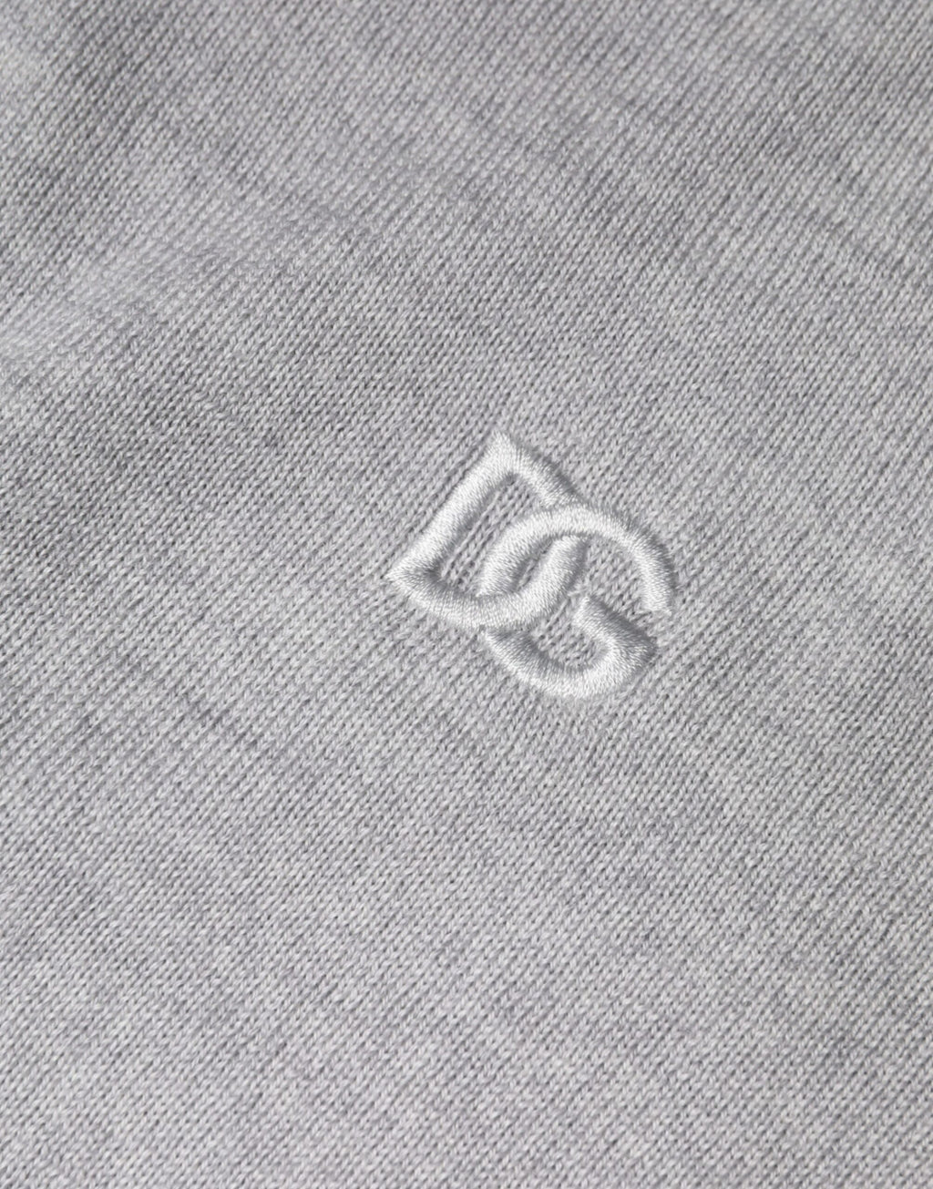 Pull en laine gris clair Dolce & Gabbana à col rond, vue de face, doux et confortable, parfait pour un look élégant.