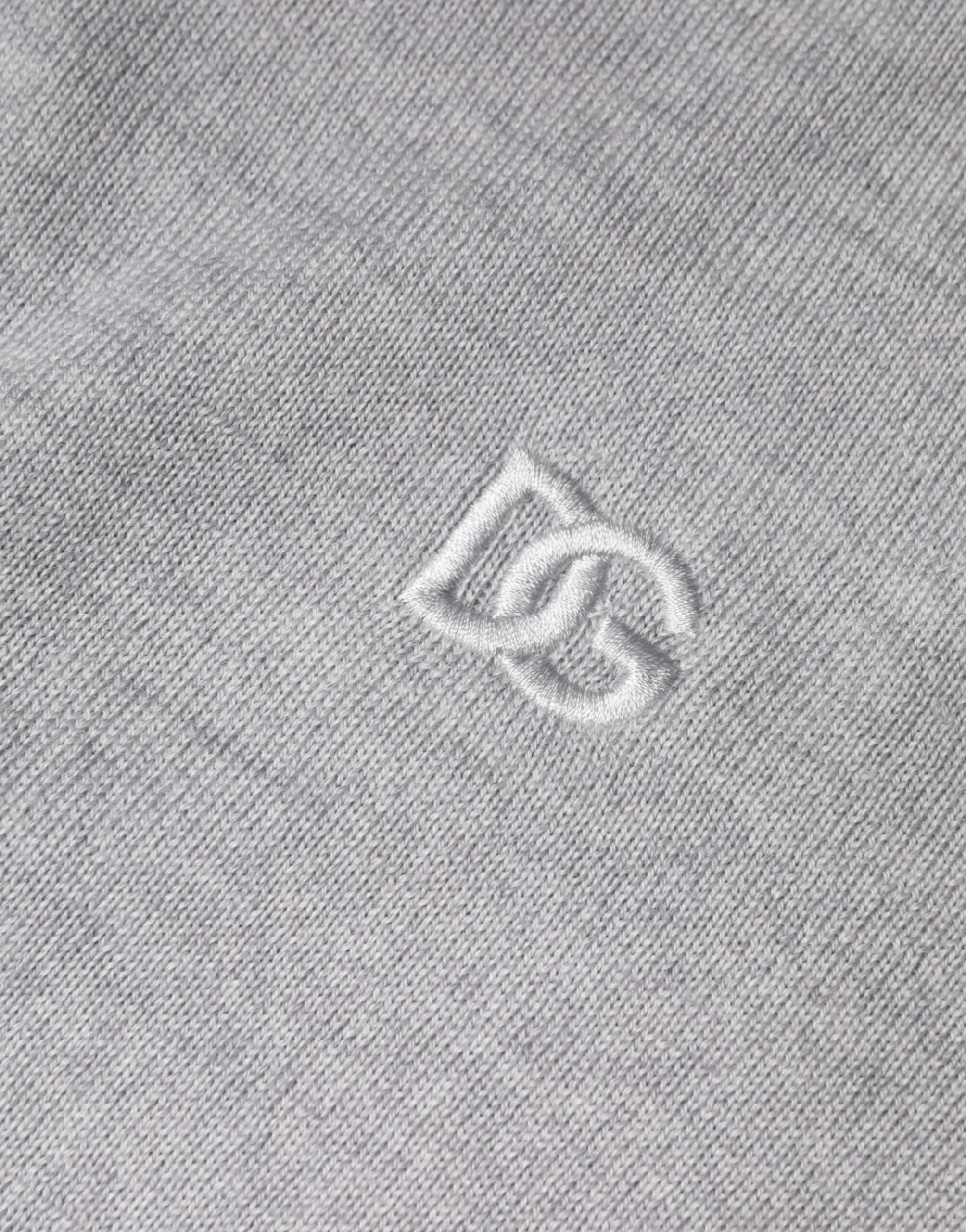Pull en laine gris clair Dolce & Gabbana à col rond, vue de face, doux et confortable, parfait pour un look élégant.