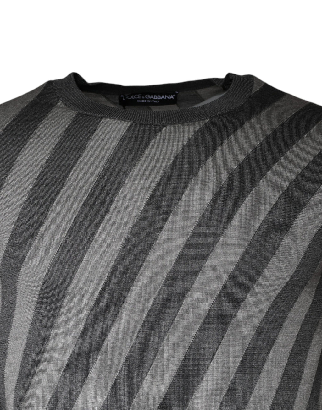 Pull à manches longues Dolce & Gabbana avec rayures grises, col rond, élégant et confortable, porté sur mannequin.