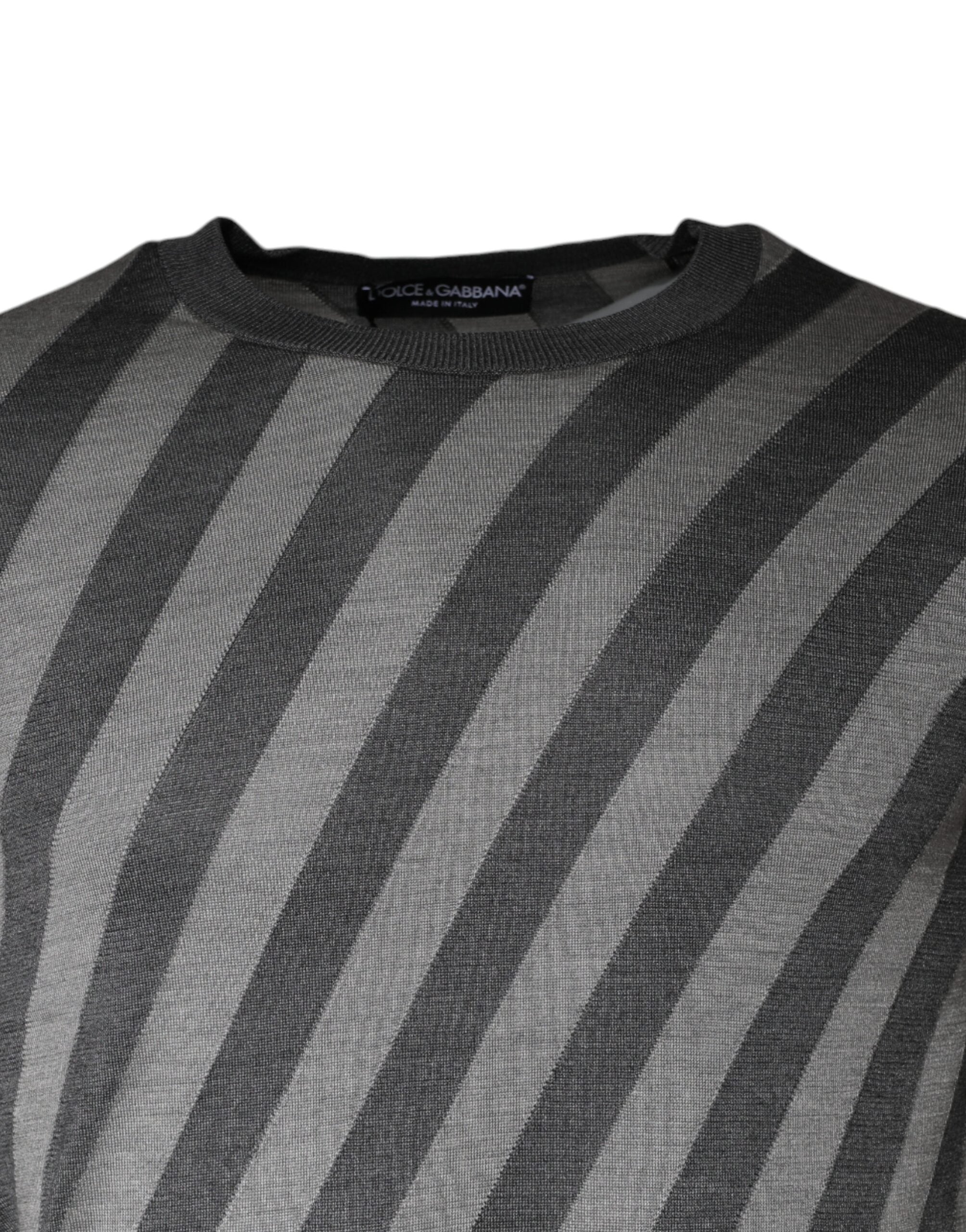 Pull à manches longues Dolce & Gabbana avec rayures grises, col rond, élégant et confortable, porté sur mannequin.