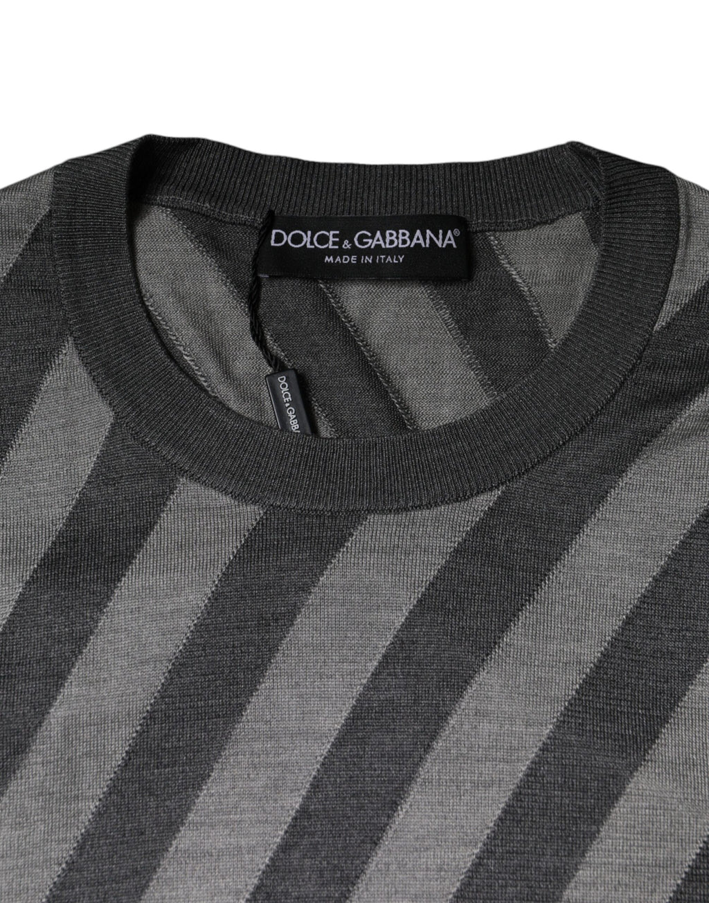 Pull à manches longues Dolce & Gabbana à rayures grises, col rond, pull-over élégant et confortable.
