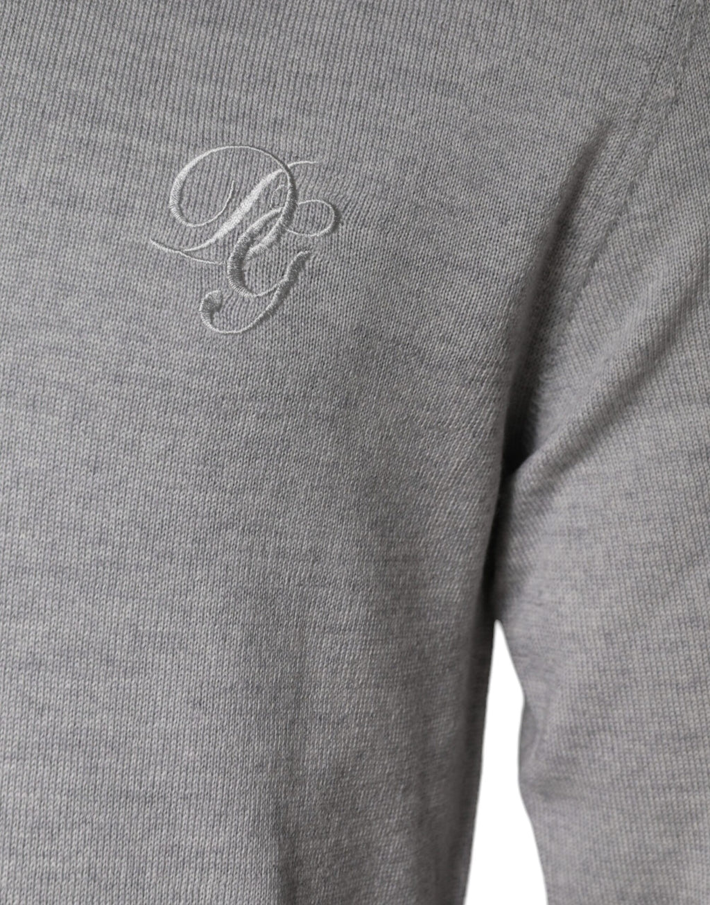 Pull-over en laine gris clair Dolce & Gabbana à col rond, vêtement élégant pour homme ou femme.