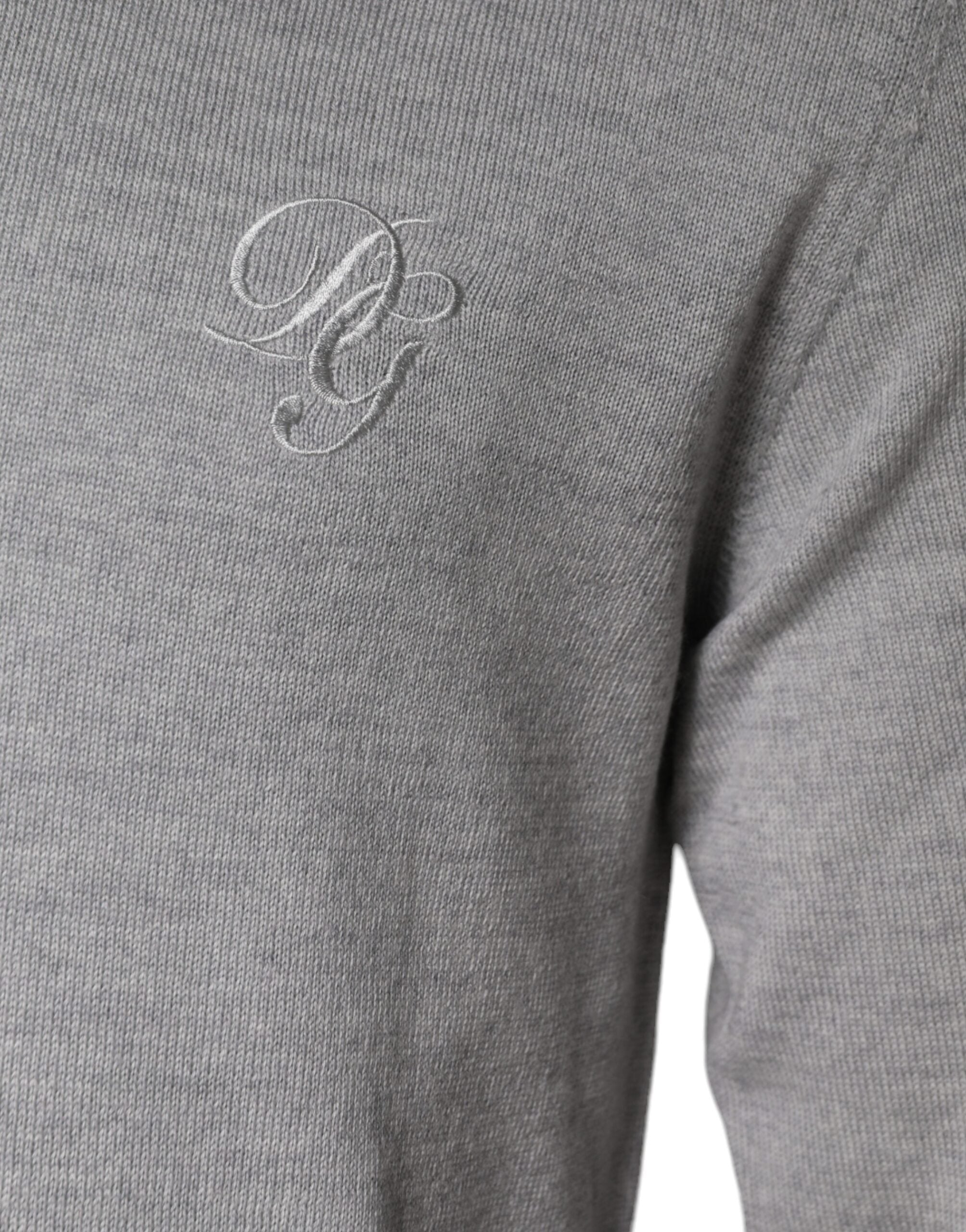 Pull-over en laine gris clair Dolce & Gabbana à col rond, vêtement élégant pour homme ou femme.