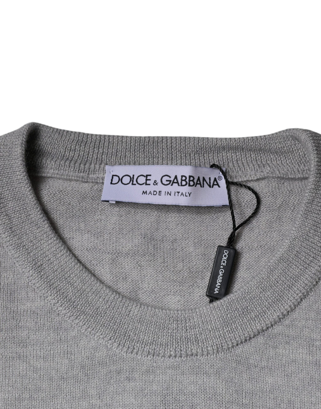 Pull en laine gris clair Dolce & Gabbana avec col rond, vue de face, porté pour un style élégant et confortable.