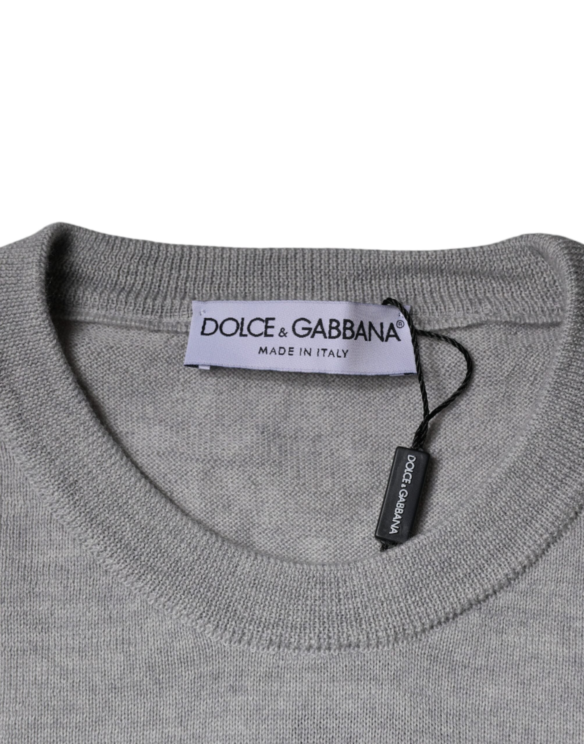 Pull en laine gris clair Dolce & Gabbana avec col rond, vue de face, porté pour un style élégant et confortable.