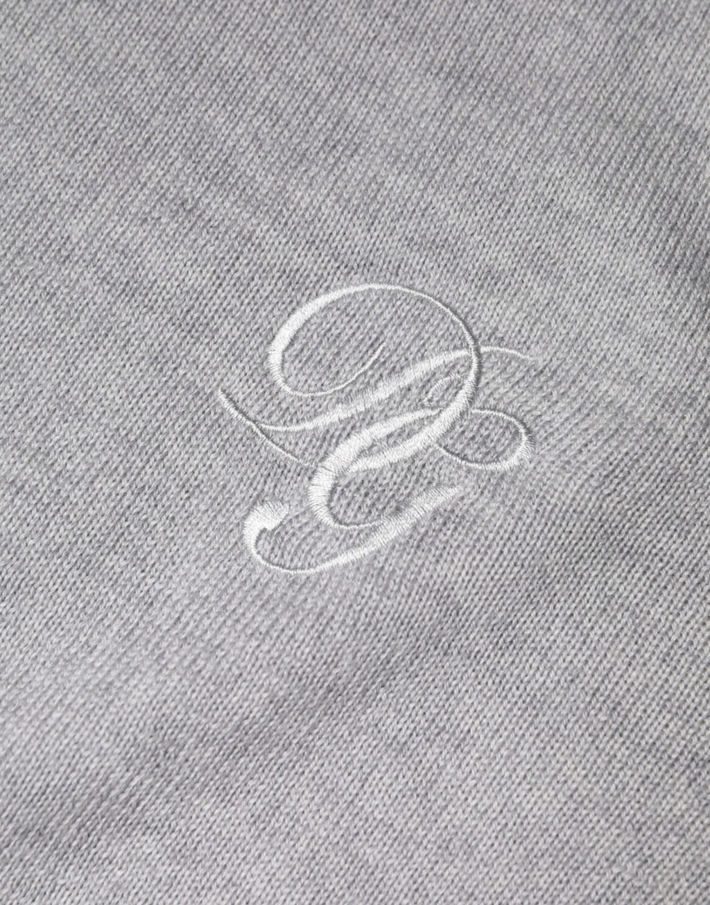 Pull en laine gris clair Dolce & Gabbana à col rond, vêtement chaud et élégant pour homme.