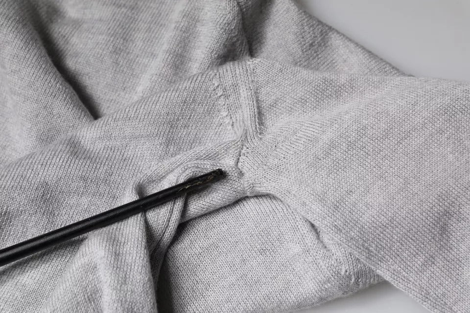 Pull-over en laine gris clair de Dolce & Gabbana, col rond, style élégant et confortable, vue de face.
