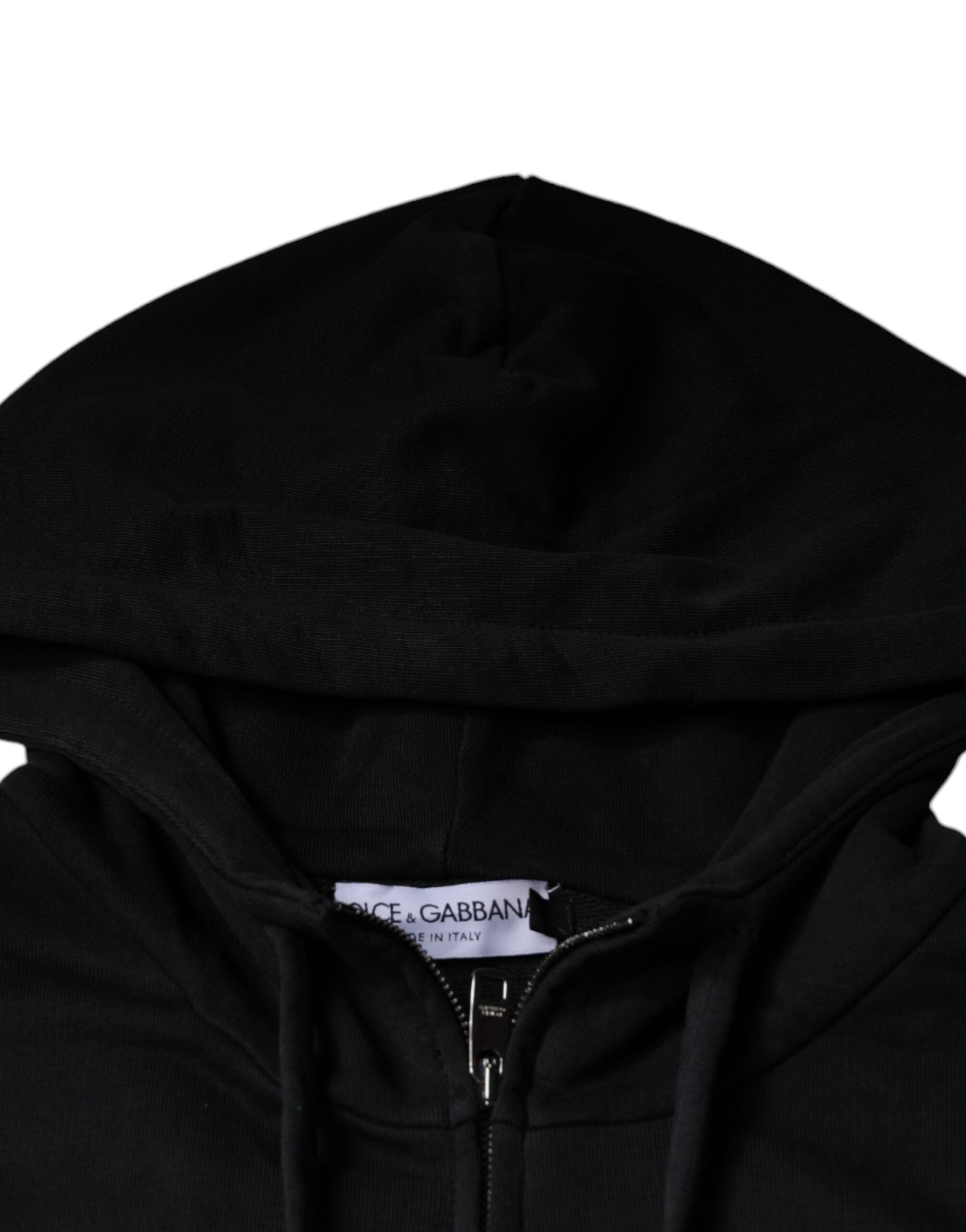 Sweat à capuche noir Dolce & Gabbana avec logo en plaque, fermeture éclair intégrale, tissu confortable et style décontracté.