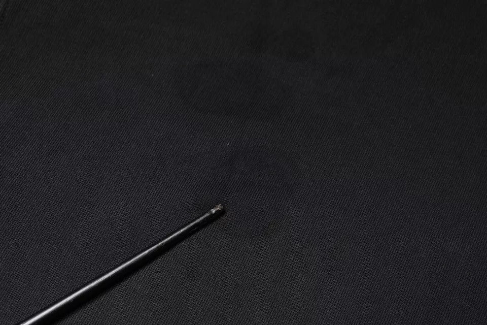 Sweat à capuche noir Dolce & Gabbana avec plaque logo, fermeture éclair pleine longueur, tissu doux et ajusté.