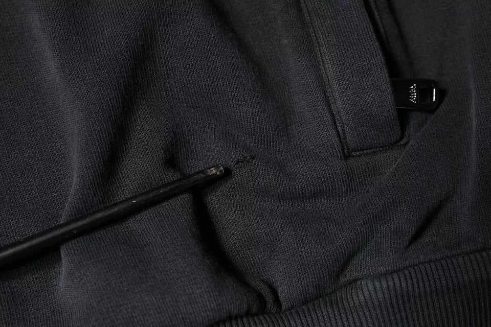 Sweat à capuche noir Dolce & Gabbana avec logo en plaque, fermeture éclair complète, tissu doux et élégant.