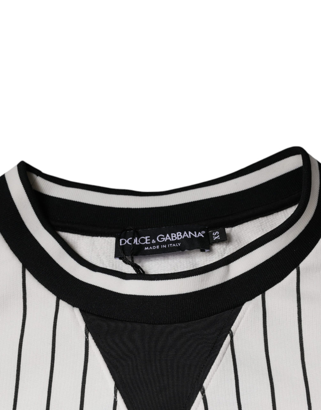 Sweat-shirt Dolce & Gabbana à rayures noires et blanches avec logo, en coton, porté de face.