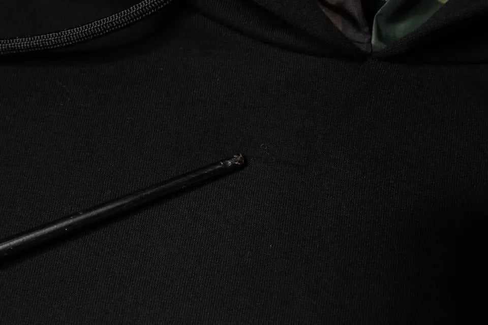 Sweat-shirt à capuche noir Dolce & Gabbana en coton avec poche, décontracté et confortable, visible en gros plan.