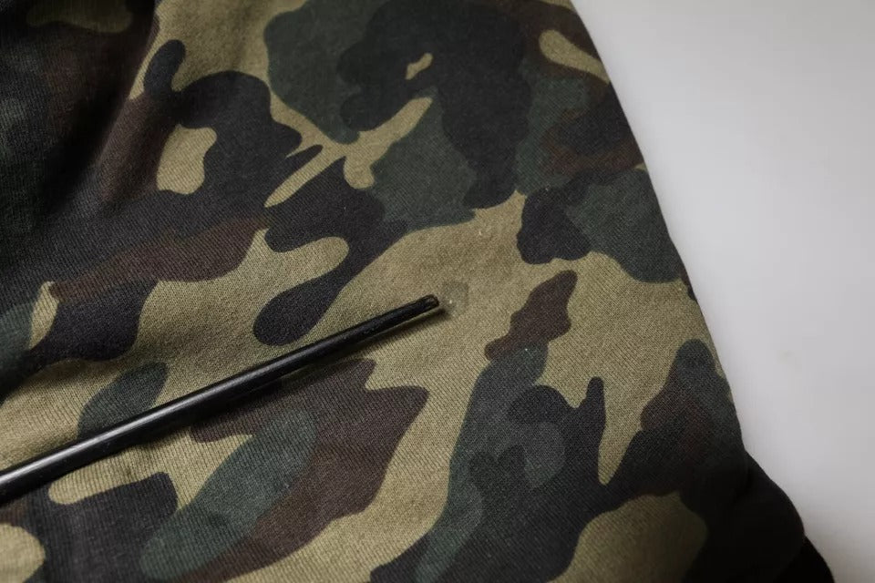 Sweat à capuche noir à camouflage Dolce & Gabbana, pull-over décontracté avec capuche et motifs camouflage noirs.