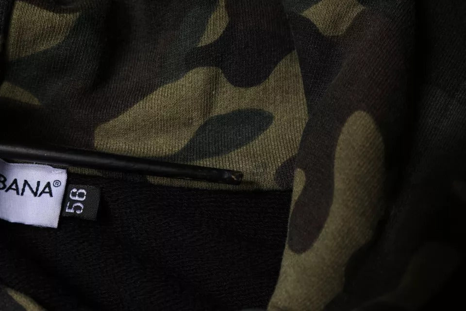 Sweat-shirt à capuche Dolce & Gabbana noir camouflage avec logo, doux et décontracté, porté sur un mannequin.