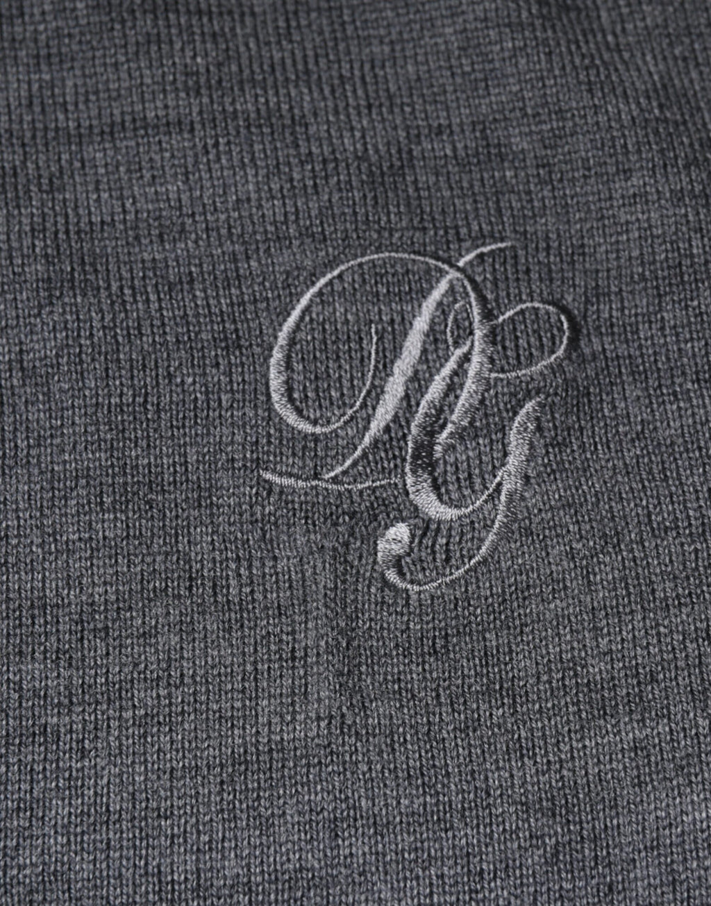 Pull en laine gris foncé Dolce & Gabbana à col rond, vêtement élégant et chaud, visible avec détails de texture en image.
