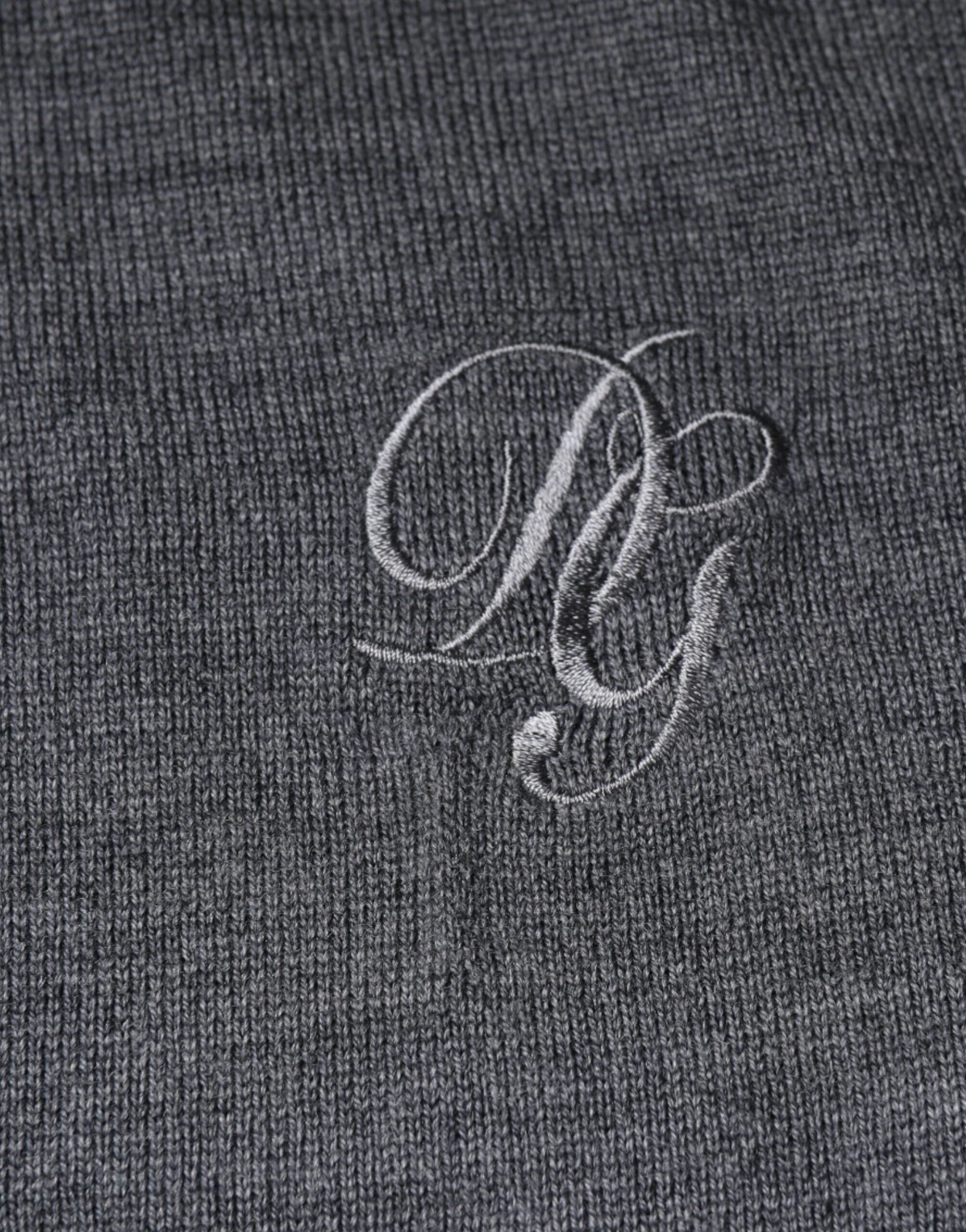Pull en laine gris foncé Dolce & Gabbana à col rond, vêtement élégant et chaud, visible avec détails de texture en image.