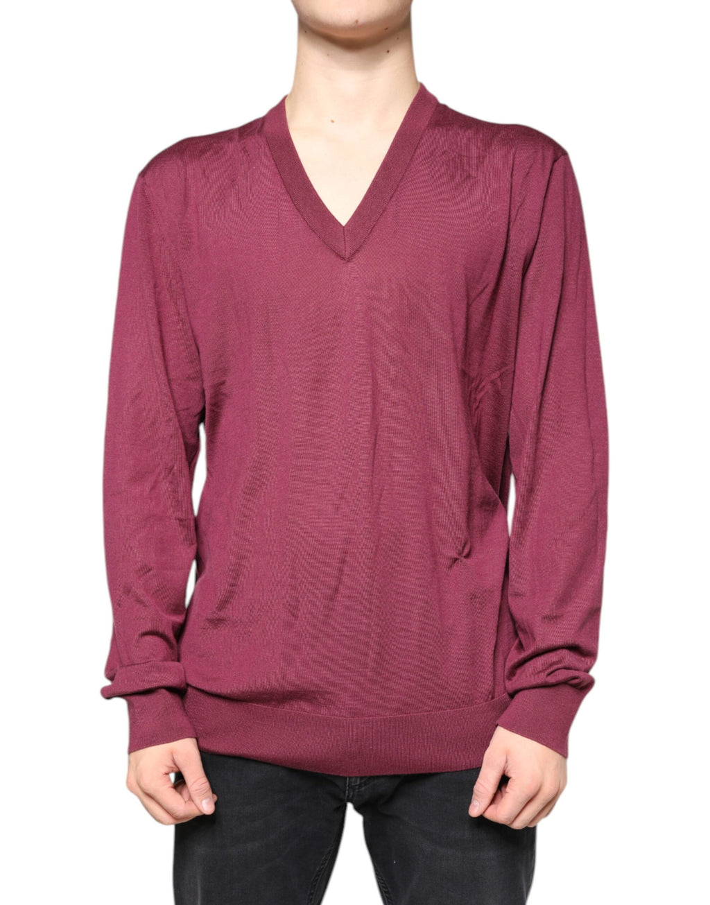 Pull à col en V en cachemire marron foncé de Dolce & Gabbana pour homme, doux et élégant, visible en détail dans l'image.