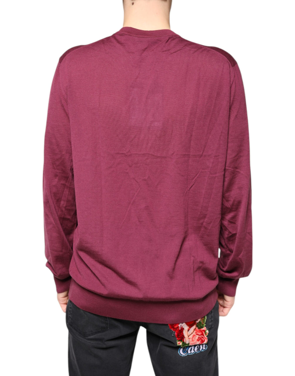 Pull à col en V en cachemire marron bordeaux Dolce & Gabbana pour homme, douceur et élégance.