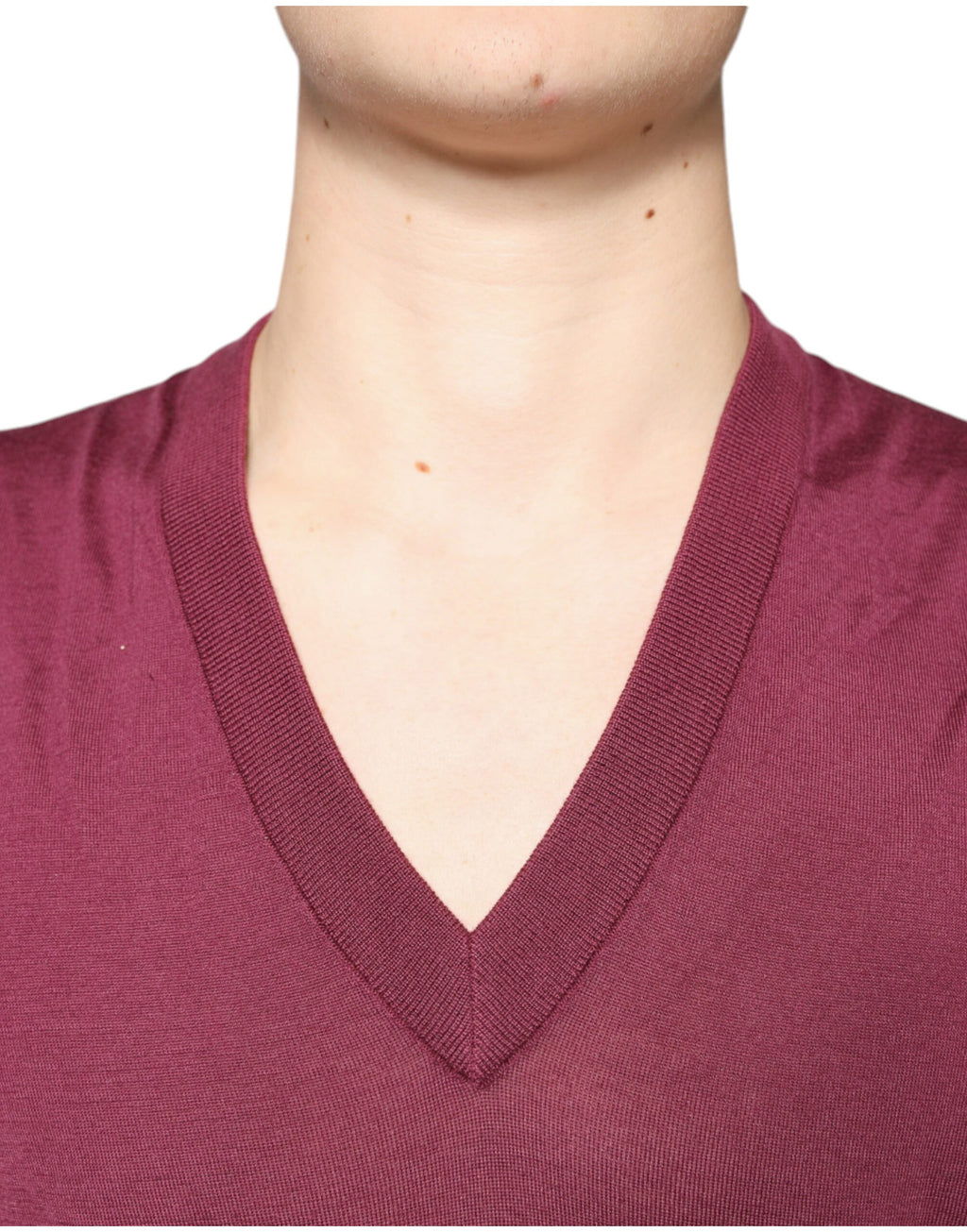 Pull en cachemire rouge bordeaux Dolce & Gabbana pour homme avec col en V, douceur et élégance.