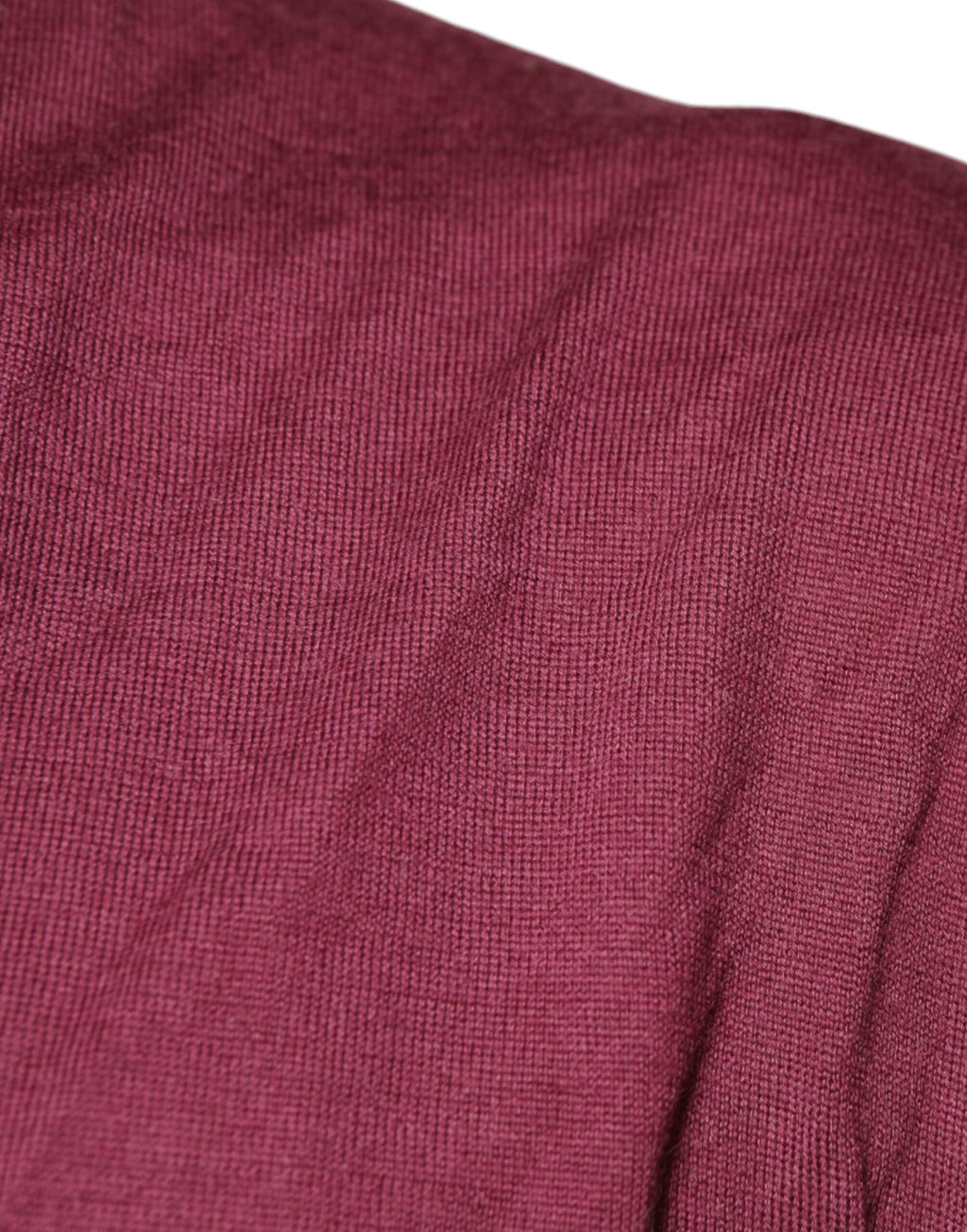 Pull en cachemire bordeaux Dolce & Gabbana pour homme, ras du cou, doux et élégant, visible en détail sur l'image.