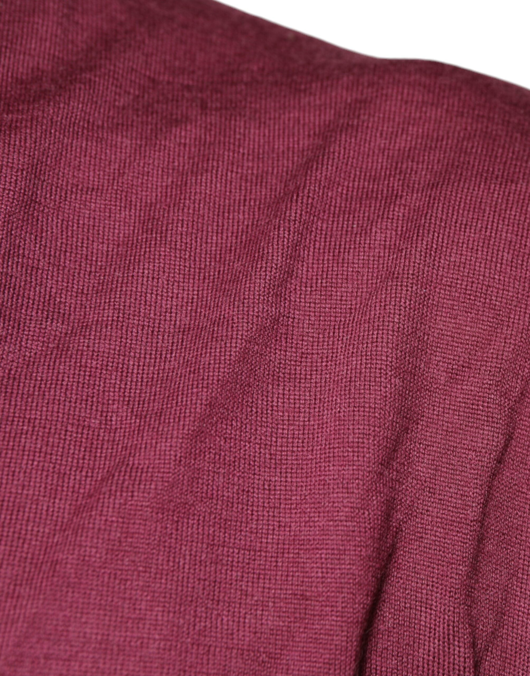 Pull en cachemire bordeaux Dolce & Gabbana pour homme, ras du cou, doux et élégant, visible en détail sur l'image.