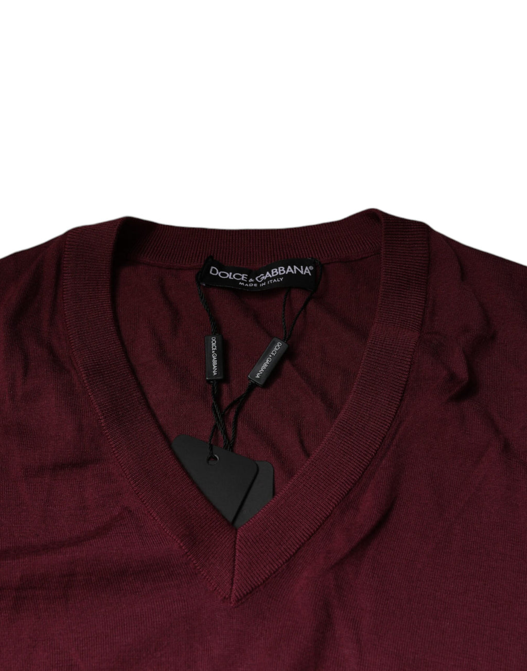 Pull homme en cachemire bordeaux Dolce & Gabbana avec col en V, douceur et élégance visible.