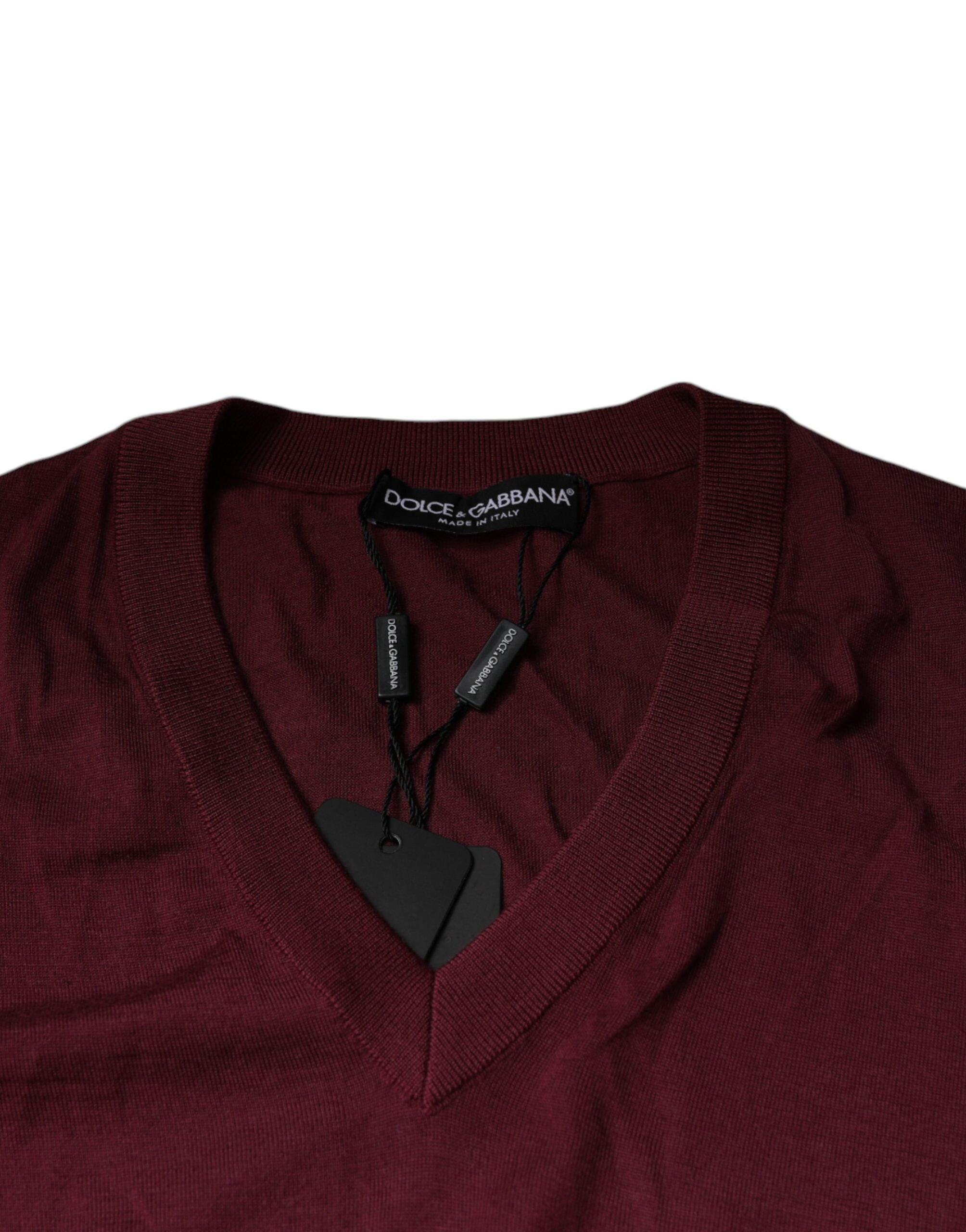 Pull homme en cachemire bordeaux Dolce & Gabbana avec col en V, douceur et élégance visible.