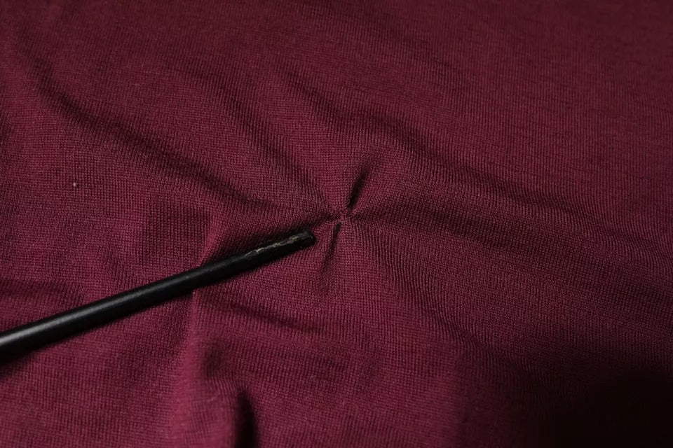 Pull en cachemire bordeaux Dolce & Gabbana pour homme, col en V, pull chaud et élégant.