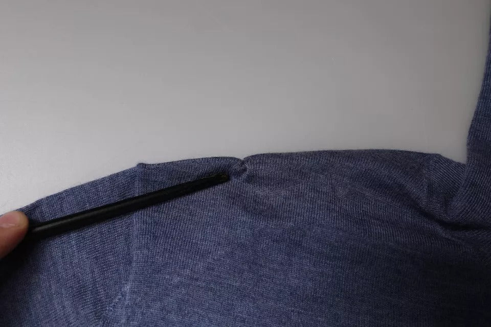 Pull-over Dolce & Gabbana en maille longue à col roulé violet et bleu, manches longues, style élégant et sophistiqué.