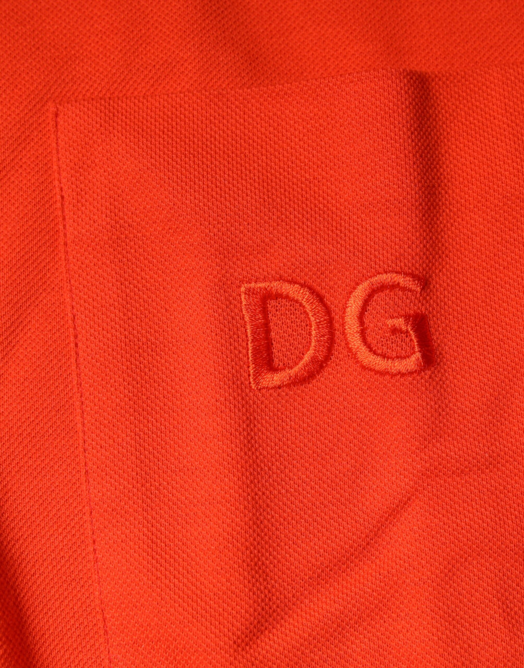 Chemise polo décontractée en coton orange de Dolce & Gabbana, boutonnière sur le devant, style casual élégant.