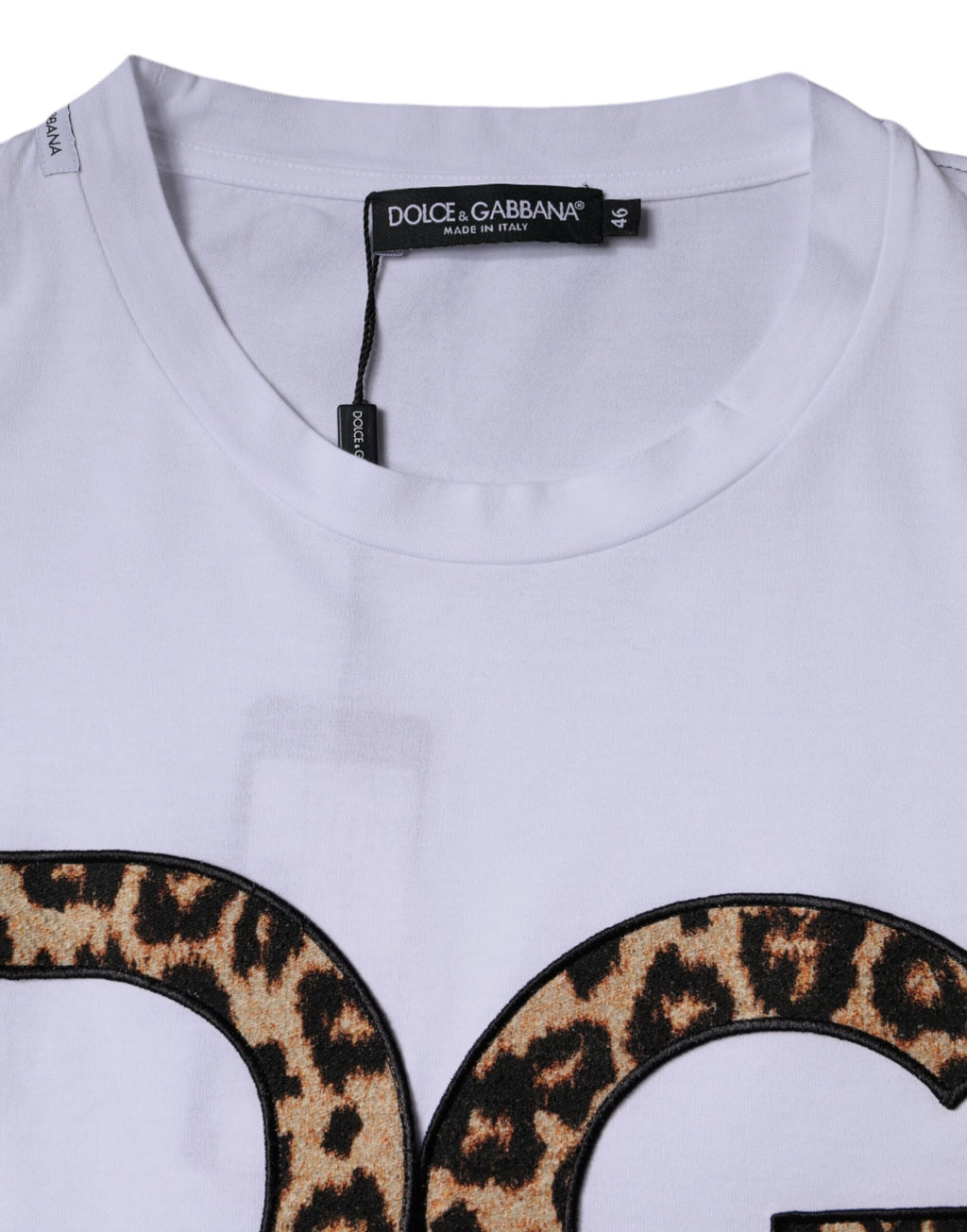 T-shirt blanc Dolce & Gabbana avec logo DG en coton, manches courtes, vue de face sur fond neutre.