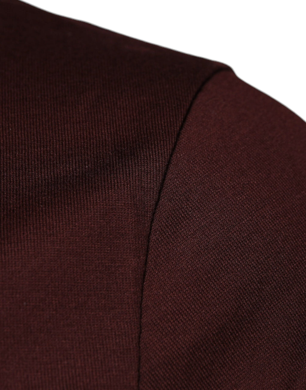 T-shirt en coton bordeaux Dolce & Gabbana avec logo DG, col rond et style décontracté, visible sur l'image.