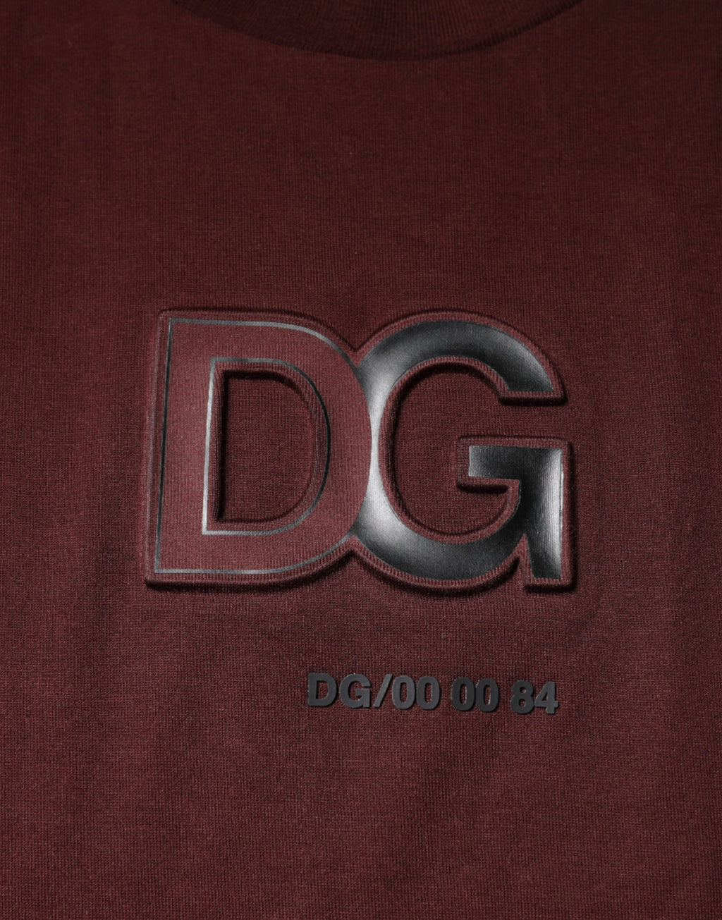 T-shirt en coton bordeaux Dolce & Gabbana avec logo DG, col rond, style décontracté et élégant.
