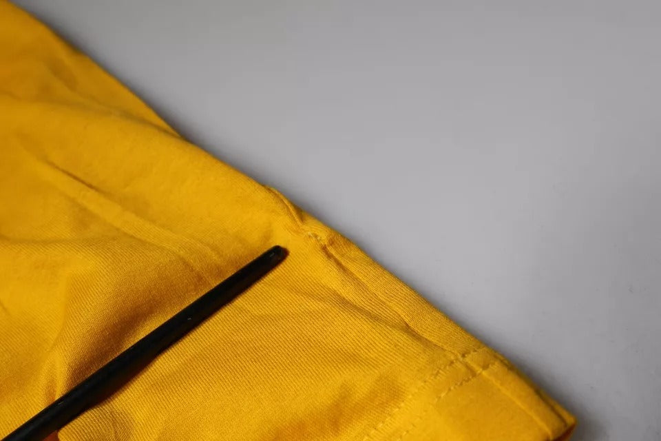 T-shirt à col rond Dolce & Gabbana en coton moutarde avec logo embossé, vue frontale.