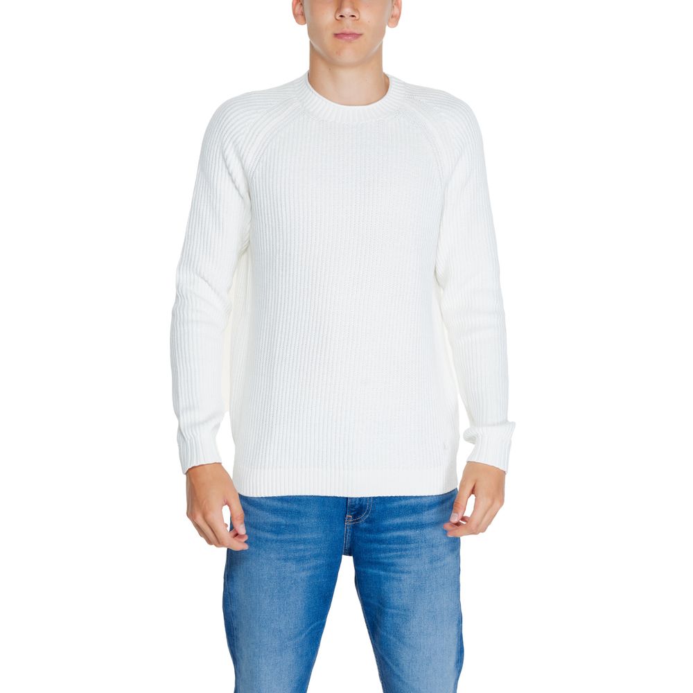 Sweat-shirt Calvin Klein Jeans en coton biologique blanc avec logo visible, doux et confortable, porté sur un fond neutre.